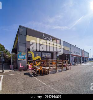 LE MANS, FRANCIA - Sep 26, 2021: La facciata del ristorante la mie CALINE a le Mans, Francia Foto Stock