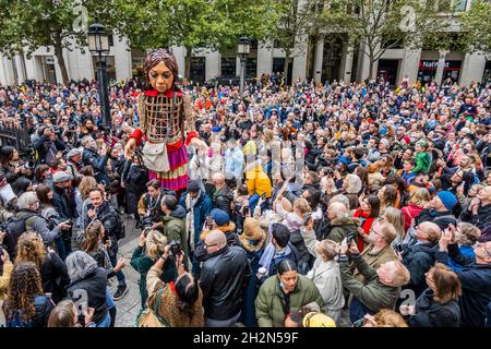 Londra, Regno Unito. 23 ottobre 2021. Little Amal, un burattino alto 3.5 metri di una giovane rifugiata, è in viaggio attraverso la Turchia e attraverso l'Europa per trovare sua madre. La passeggiata è un festival itinerante di arte e speranza a sostegno dei rifugiati, con direzione artistica da Amir Nizar Zuabi e il burattino è stato creato dalla Handspring Puppet Company. In rappresentanza di tutti i bambini sfollati, molti separati dalle loro famiglie, Little Amal viaggia per oltre 8.000 km, incarnando il messaggio urgente “non dimenticare di noi”. Credit: Guy Bell/Alamy Live News Foto Stock