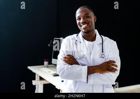 Medico maschile adulto medio con appunti presso la clinica medica Foto Stock