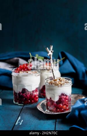 Yogurt parfait con bacche di ribes rosso e noci Foto Stock