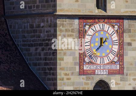 Primo piano dell'orologio sulla torre dell'orologio della Chiesa Nera nel centro storico di Brasov, Romania. E 'la chiesa più grande in Romania e represse Foto Stock