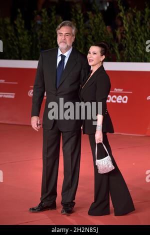 Roma, Italia. 22 ottobre 2021. ROMA, ITALIA - OTTOBRE 22:Max Tortora, Maria Teresa Merlino partecipa al tappeto rosso del film "vita da Carlo" durante il 16° Festival del Film di Roma del 2021 il 22 ottobre 2021 a Roma, Italia. Credit: dpa/Alamy Live News Foto Stock