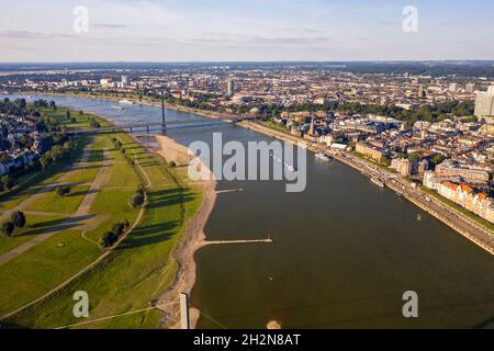 Germania, Renania settentrionale-Vestfalia, Dusseldorf, veduta aerea del fiume Reno e del distretto di Oberkassel Foto Stock