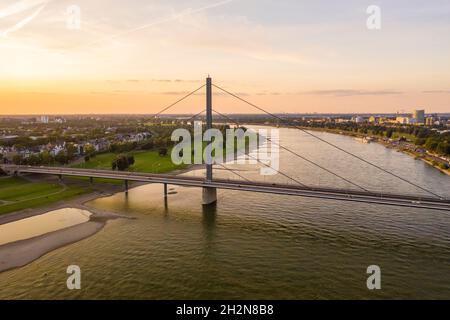 Germania, Renania settentrionale-Vestfalia, Dusseldorf, veduta aerea del Ponte Oberkasseler al tramonto Foto Stock