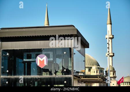 stazione della metropolitana di istanbul (Marmaray) in Piazza Taksim e cartello con la moschea di taksim e il suo sfondo minareto durante la giornata di sole Foto Stock