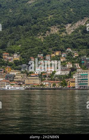 Como, Italia - 14 giugno 2017: Vista delle Case tradizionali colorate sul lago Foto Stock