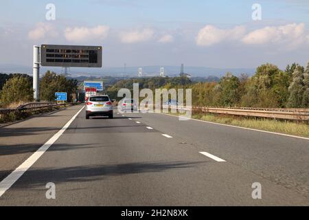 Viaggiando in discesa con il nuovo ponte Severn visibile e arrivando fino al percorso alternativo attraverso il vecchio ponte M48. Foto Stock