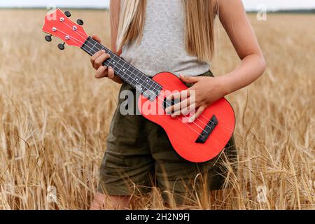Coppia senior rilassante su campo di grano Foto Stock