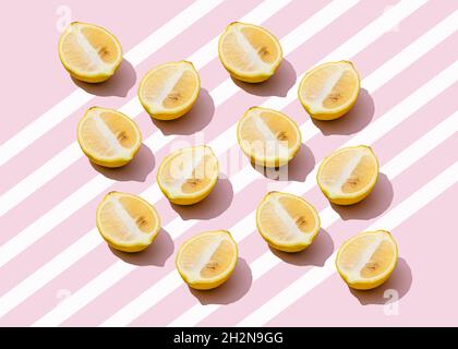 Shot studio di caramello versando su una paletta di gelato al cioccolato Foto Stock