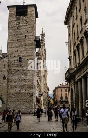 Como, Italia - 14 giugno 2017: Vista dei turisti a piedi dal Duomo di Como nel centro della città Foto Stock