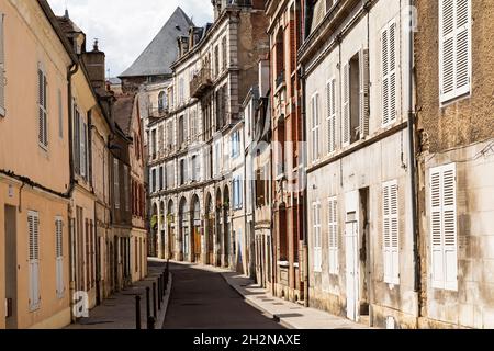 Francia, dipartimento Yonne, Auxerre, fiume Yonne in estate con la Cattedrale Auxerre e Abbazia di Saint-Germain dAuxerre in background Foto Stock