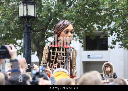 Londra, Regno Unito, 23 ottobre 2021. Little Amal, un gigante burattino di un giovane rifugiato siriano raggiunge Londra e St Pauls, dopo aver camminato dalla Turchia alla ricerca di sua madre. La passeggiata è stata creata per evidenziare la situazione dei giovani rifugiati che hanno bisogno di aiuto per ricostruire la loro vita. Monica Wells/Alamy Live News Foto Stock