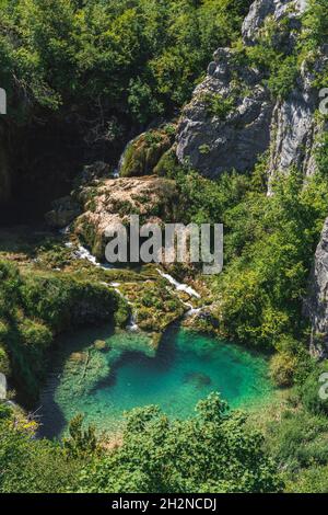 Vista panoramica della cascata e del piccolo lago nel Parco Nazionale dei Laghi di Plitvice Foto Stock