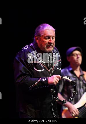 Ottobre 22, 2021, Virginia Beach, Virginia, USA: DOUG GRIGIO della Marshall Tucker Band porta un po' di roccia meridionale alla gente al Sandler Center di Virginia Beach, Virginia il 22 ottobre 2021.Â© Jeff Moore 2021. (Credit Image: © Jeff Moore/ZUMA Press Wire) Foto Stock