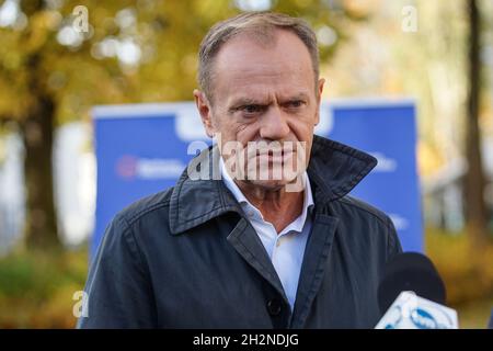 Sopot, Polonia. 23 ottobre 2021. Leader della piattaforma Civica ed ex presidente del Consiglio europeo Donald Tusk si è visto a Sopot, in Polonia il 23 ottobre 2021 Tusk ha votato nelle elezioni del partito interno, il cui risultato è quello di confermare la sua leadership nella piattaforma Civica (Platforma Obywatelska). !TVP, INFORMAZIONI TVP FUORI! Credit: Vadim Pacajev/Alamy Live News Foto Stock