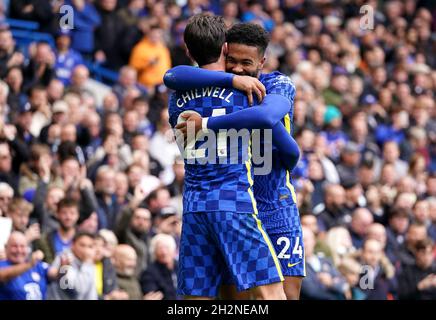 Il Chelsea's ben Chilwell (a sinistra) festeggia il suo quarto obiettivo del gioco con il compagno di squadra Reece James durante la partita della Premier League a Stamford Bridge, Londra. Data foto: Sabato 23 ottobre 2021. Foto Stock