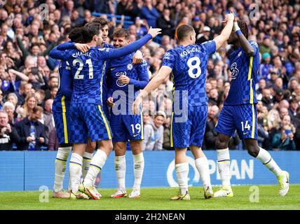 Il Chelsea's ben Chilwell (a sinistra) festeggia il raggiungimento del quarto obiettivo del gioco con i compagni di squadra durante la partita della Premier League a Stamford Bridge, Londra. Data foto: Sabato 23 ottobre 2021. Foto Stock