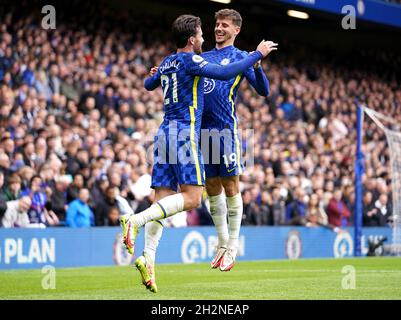 Il Chelsea's ben Chilwell (a sinistra) festeggia il quarto obiettivo della partita con il compagno di squadra Mason Mount durante la partita della Premier League a Stamford Bridge, Londra. Data foto: Sabato 23 ottobre 2021. Foto Stock