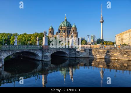 Germania, Berlino, Schlossbrucke con la cattedrale di Berlino e la torre della televisione di Berlino in background Foto Stock