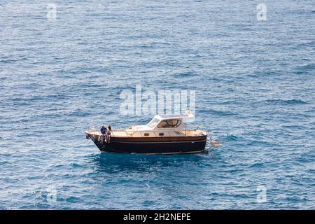 Coppia seduta a bordo di motoscafo in mare Foto Stock