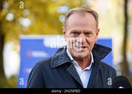 Sopot, Polonia 23 ottobre 2021 il leader della piattaforma Civica ed ex presidente del Consiglio europeo Donald Tusk è visto a Sopot, Polonia il 23 ottobre 2021 Tusk ha votato nelle elezioni del partito interno, il cui risultato è quello di confermare la sua leadership nella piattaforma Civica (Platforma Obywatelska). !TVP, INFORMAZIONI TVP FUORI! (Foto di Vadim Pacajev / Sipa USA) Foto Stock