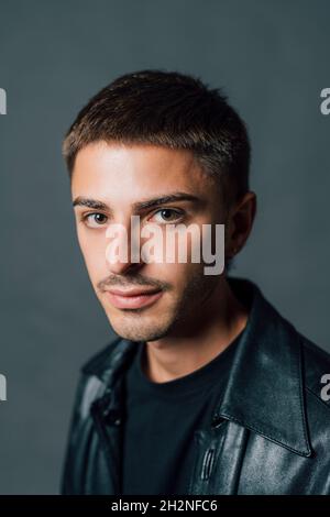 Giovane uomo fiducioso in studio Foto Stock