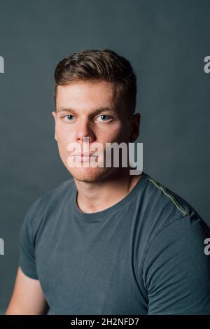 Giovane uomo fiducioso in studio Foto Stock