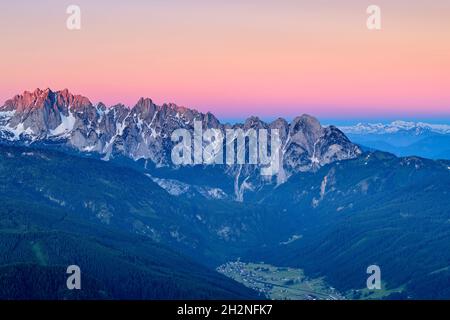 Idilliaco colpo di formazioni rocciose contro il cielo limpido durante la stagione invernale Foto Stock