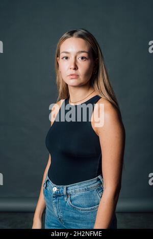 Giovane donna fiduciosa in studio Foto Stock