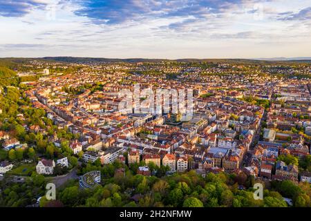 Germania, Baden-Wurttemberg, Stoccarda, veduta aerea del distretto di Stoccarda-Ovest al crepuscolo Foto Stock
