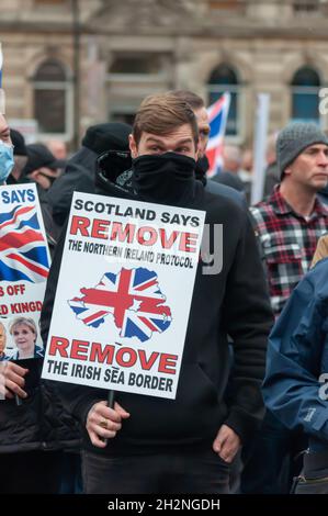 Glasgow, Scozia, Regno Unito. 23 Ottobre 2021. Gli attivisti che partecipano alla marcia della Coalizione Unionista-Loyalista attraverso le strade della città da Haugh Street a George Square per protestare contro il confine con il Mare d'Irlanda e il protocollo dell'Irlanda del Nord. Credit: SKULLY/Alamy Live News Foto Stock