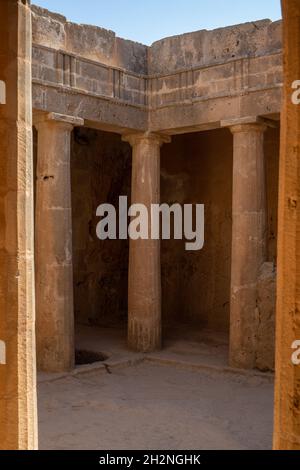 Colonne all'interno delle tombe dei re a Paphos, Cipro, verticale Foto Stock