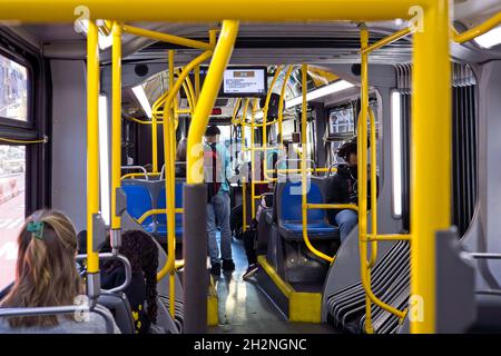 New York, NY, USA - 23 ottobre 2021: All'interno di un autobus articolato di New York City Foto Stock