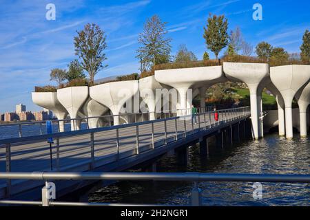 New York, NY, USA - 23 ottobre 2021: Ingresso principale a Little Island al mattino presto Foto Stock