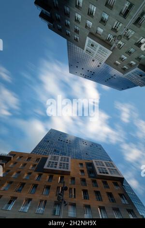 Spagna, Biscaglia, Bilbao, nuvole che riflettono la facciata in vetro Foto Stock