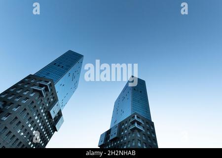 Spagna, Biscaglia, Bilbao, Nuvole che galleggiano su torri Isozaki Atea gemelle Foto Stock