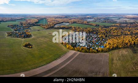 Russia, Oblast di Mosca, veduta aerea del villaggio di campagna in autunno Foto Stock