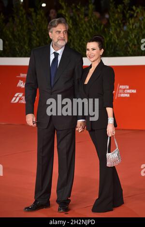 Italia, Roma, 22 ottobre 2021 : Max Tortora e la moglie Maria Teresa Merlino partecipano al tappeto rosso del film "vita da Carlo" durante il 16° Festival del Film di Roma 2021 Foto © Fabio Mazzarella/Sintesi/Alamy Live News Foto Stock