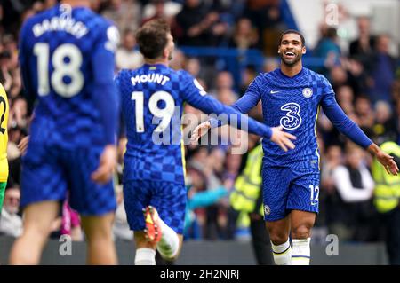 Il Mason Mount di Chelsea (al centro) segna il settimo obiettivo del gioco e il suo hat-trick con il compagno di squadra Ruben Loftus-guek (a destra) durante la partita della Premier League a Stamford Bridge, Londra. Data foto: Sabato 23 ottobre 2021. Foto Stock