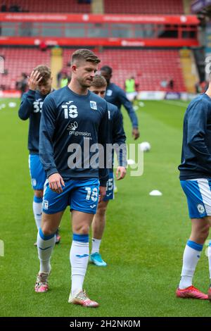 WALSALL, REGNO UNITO. 23 OTTOBRE i giocatori di Barrow si riscaldano prima della partita della Sky Bet League 2 tra Walsall e Barrow allo stadio Banks' Stadium di Walsall sabato 23 ottobre 2021. (Credit: John Cripps | MI News) Credit: MI News & Sport /Alamy Live News Foto Stock