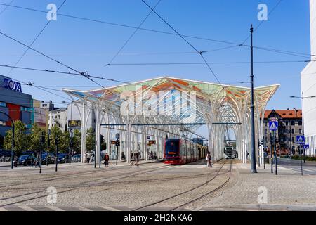 Lodz, Polonia - 9 settembre 2021: Vista della moderna stazione principale del tram nel centro di Lodz Foto Stock