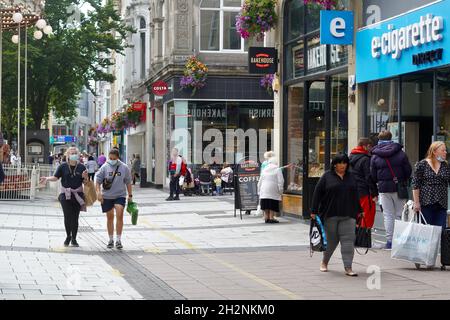 Cardiff, Galles, 30 luglio 2021: Le persone tornano nella città di Cardiff, in Galles, dopo essere state schiave godendo della libertà di shopping nel centro della città Foto Stock