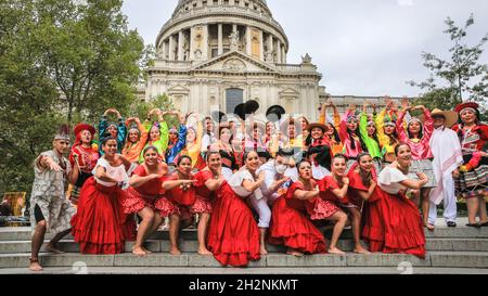 St Paul, Londra, Regno Unito. 23 ottobre 2021. Gruppi di danza peruviana provenienti da Art Peru UK posa e poi si esibiscono fuori dalla Cattedrale di St Paul in un evento che fa parte di Pop Up London, un festival gratuito per le famiglie a Londra, e il Mayor's Let's Do London iniziativa di famiglia amichevole turismo nazionale eventi e attività. Credit: Imagplotter/Alamy Live News Foto Stock