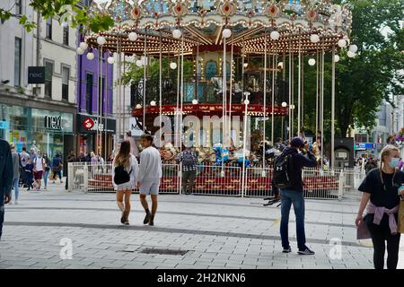 Cardiff, Galles, 30 luglio 2021: Le persone tornano nella città di Cardiff, in Galles, dopo essere state schiave godendo della libertà di shopping nel centro della città Foto Stock