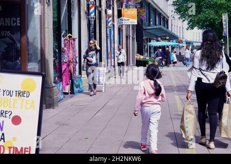 Cardiff, Galles, 30 luglio 2021: Le persone tornano nella città di Cardiff, in Galles, dopo essere state schiave godendo della libertà di shopping nel centro della città Foto Stock