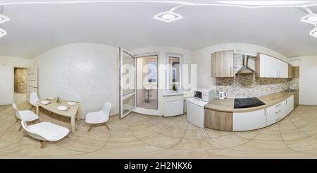 Visualizzazione panoramica a 360 gradi di 360 vista panoramica hdri senza giunture all'interno di una piccola cucina bianca con tavolo servito e con porta aperta alla loggia in proiezione sferica equirettangolare, rea
