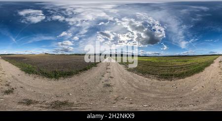 Visualizzazione panoramica a 360 gradi di 360 hdri panorama senza traffico sabbia ghiaia strada tra campi con cielo blu con nuvole in proiezione sferica equirettangolare senza giunture, VR AR conte
