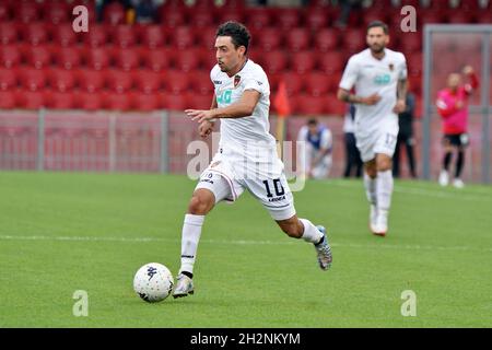 Benevento, Italia. 23 ottobre 2021. CASO Giuseppe (Cosenza Calcio) durante Benevento Calcio vs Cosenza Calcio, Campionato Italiano di Calcio BKT a Benevento, Italia, Ottobre 23 2021 Credit: Independent Photo Agency/Alamy Live News Foto Stock