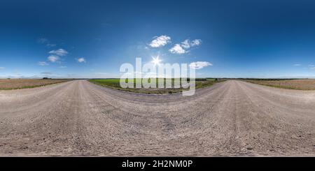Visualizzazione panoramica a 360 gradi di 360 hdri panorama senza traffico sabbia bianca ghiaia strada tra campi con cielo chiaro con alcune nuvole in proiezione sferica equirettangolare, VR AR co