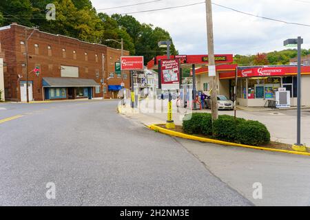 Glen Rock, Pennsylvania, USA - 17 ottobre 2021: L'area centrale della storica Gen Rock comprende un mix di edifici commerciali e residenziali. Foto Stock